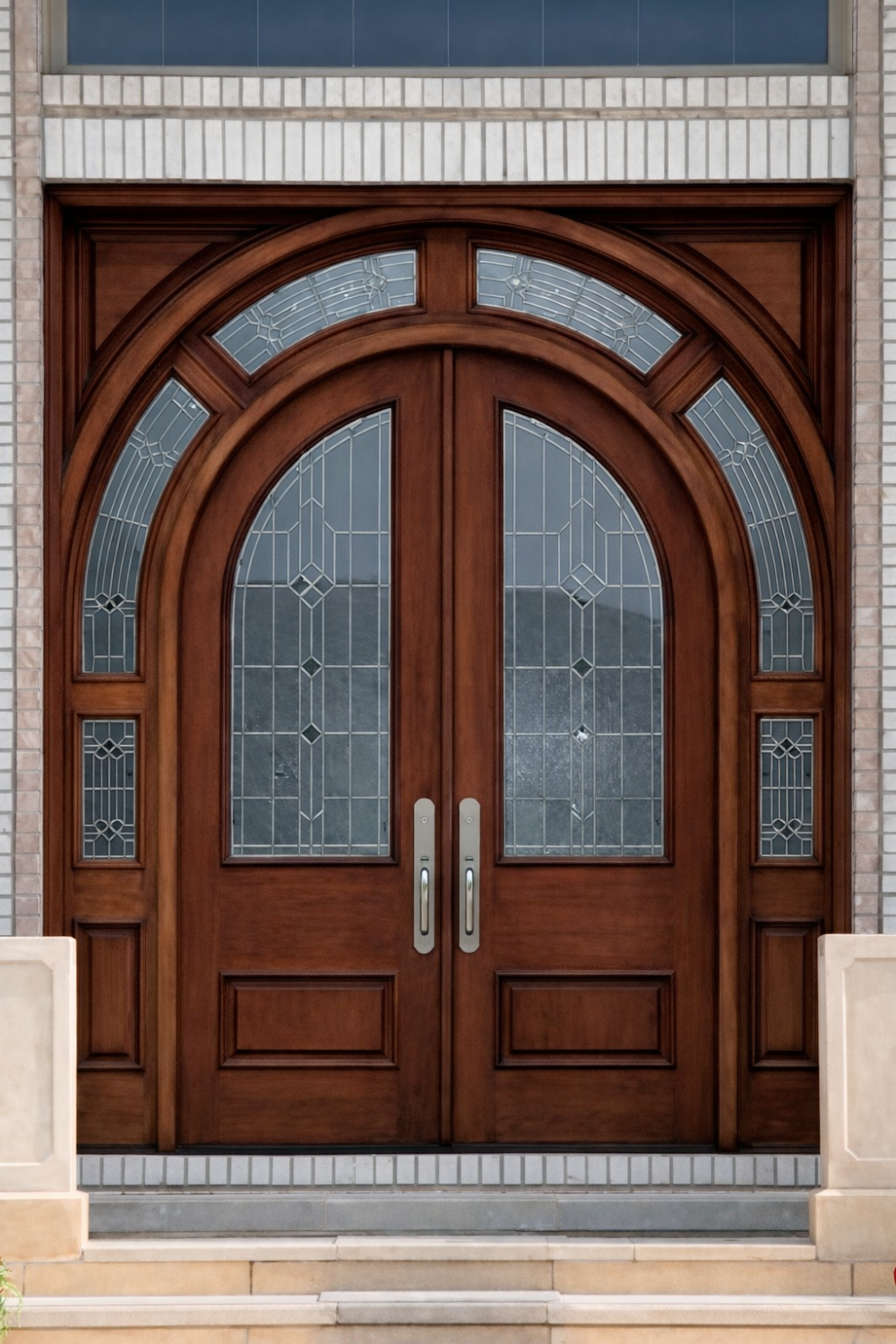 時代を超えた美しさと重厚感が紡ぐ、特別なドア。特注木製玄関ドア