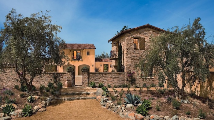 外壁ストーンはシンプルな外観を一変させ、落ち着きと品格のある佇まいへと導きます。